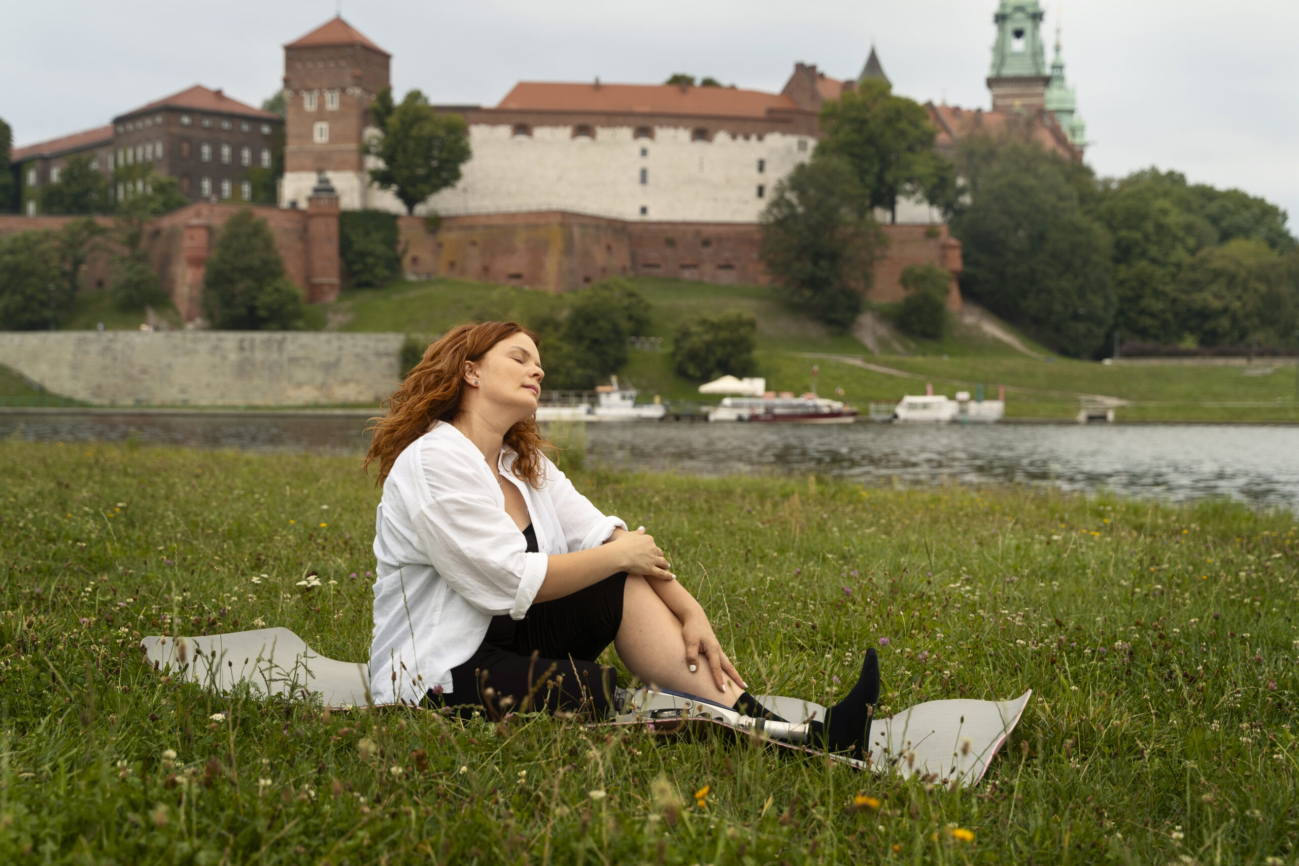 woman-wit-prosthetic-leg-doing-yoga