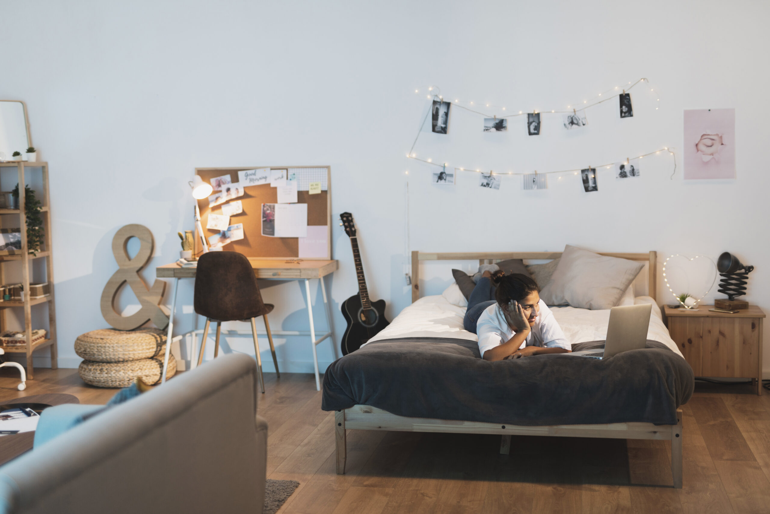 woman-staying-bed-looking-laptop